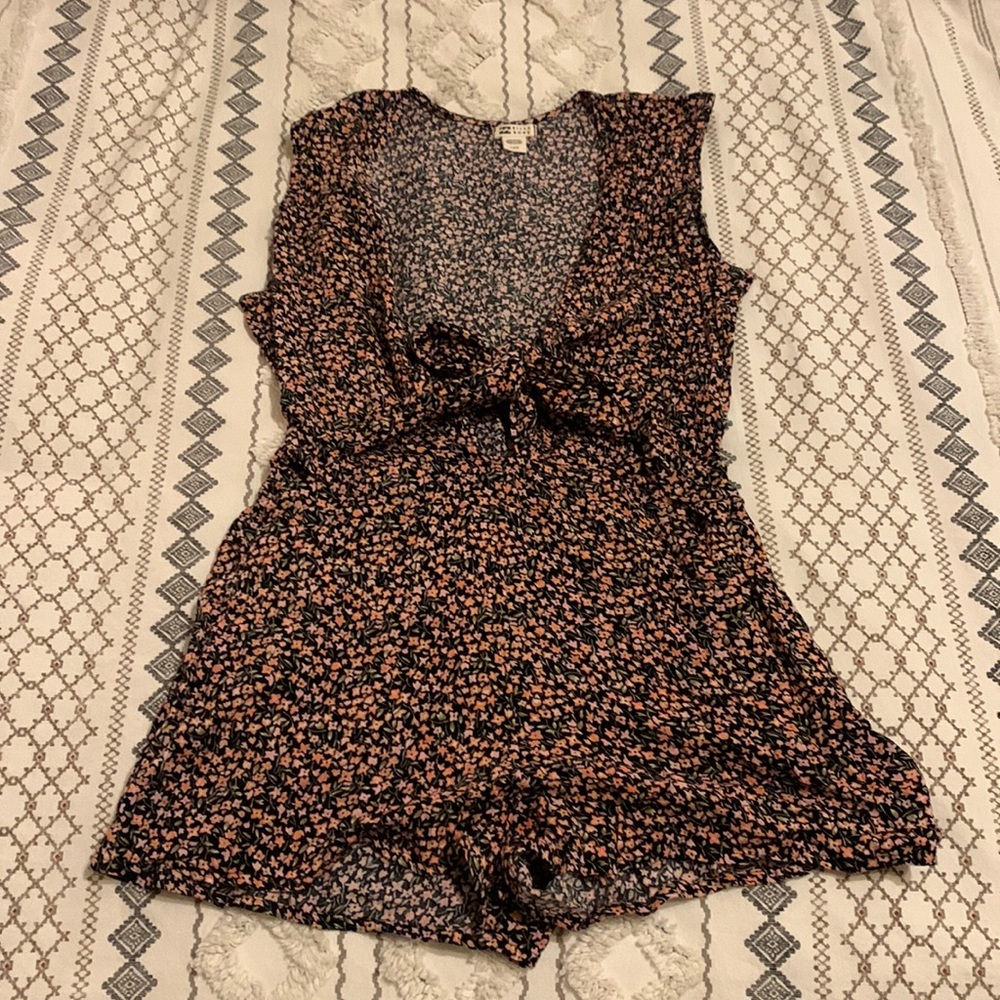 Womens size medium Billabong romper.